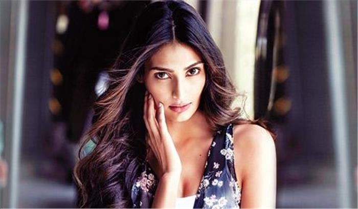  स्टार किड होने के फायदे और नुकसान गिना रही  आथिया 