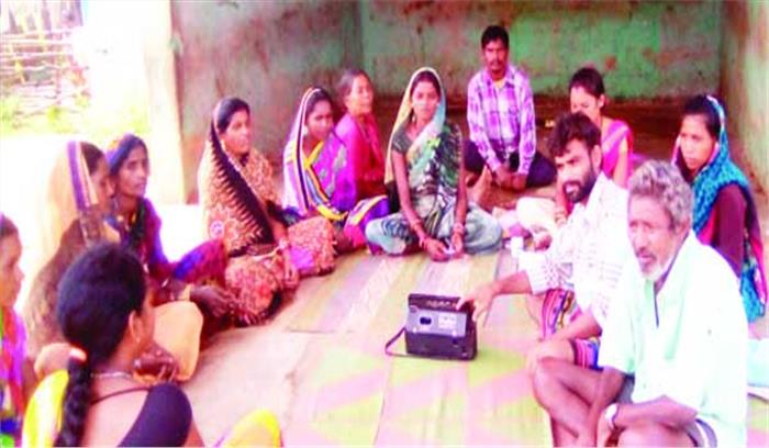 लोकवाणी रेडियो वार्ता सुनने लोगों में उत्साह लोकवाणी रेडियो वार्ता सुनने लोगों में उत्साह