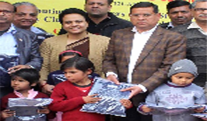 तिगांव के राजकीय कन्या विद्यालय में स्वेटर व जूते वितरित तिगांव के राजकीय कन्या विद्यालय में स्वेटर व जूते वितरित