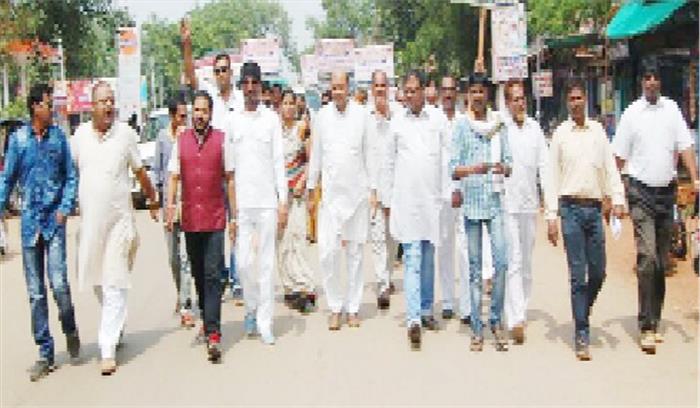 प्रदेश सरकार के खिलाफ कांग्रेसियों ने खोला मोर्चा