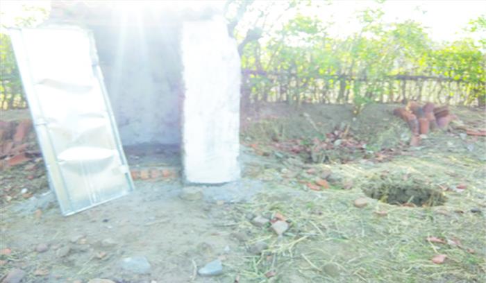 बिना सीट के शौचालय बनकर तैयार