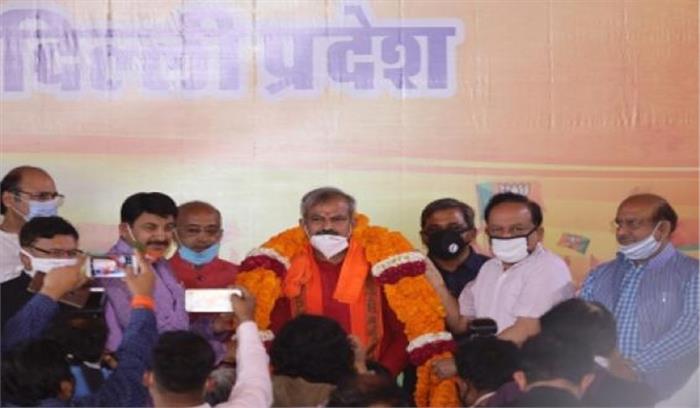 प्रदेश अध्यक्ष के पदभार ग्रहण समारोह में सोशल डिस्टेंसिंग भूले बीजेपी नेता