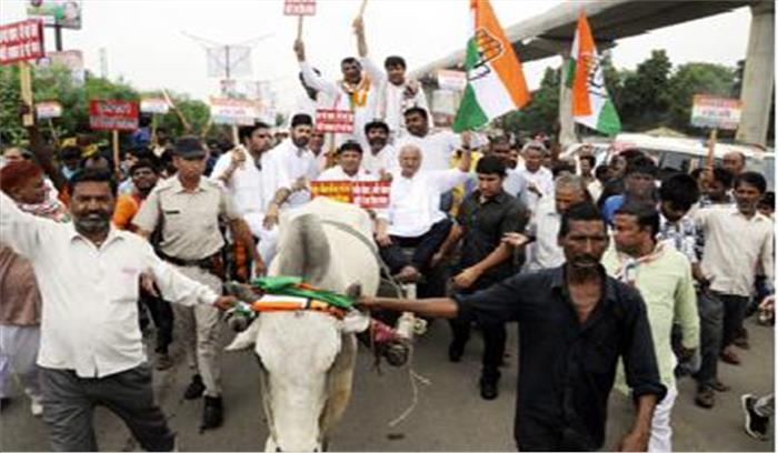 बैलगाड़ी पर सवार होकर कांग्रेसियों ने किया विरोध प्रदर्शन