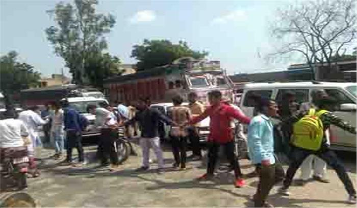 महाविद्यालय में लैक्चरारों की कमी को लेकर छात्रों ने लगाया जाम