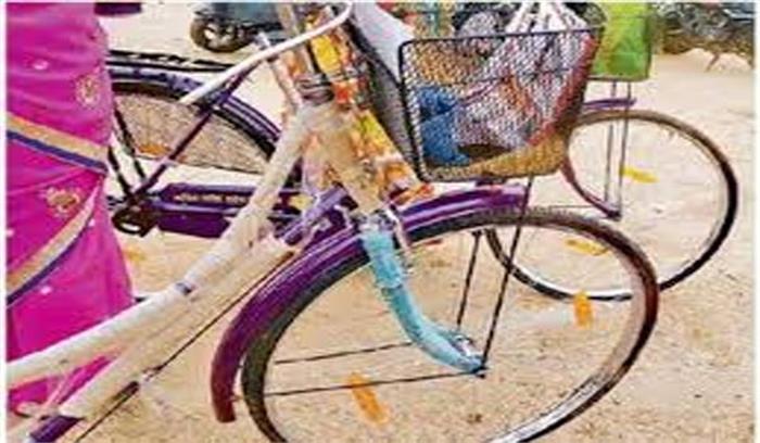 साइकिल नहीं मिली, मजदूरों का हंगामा