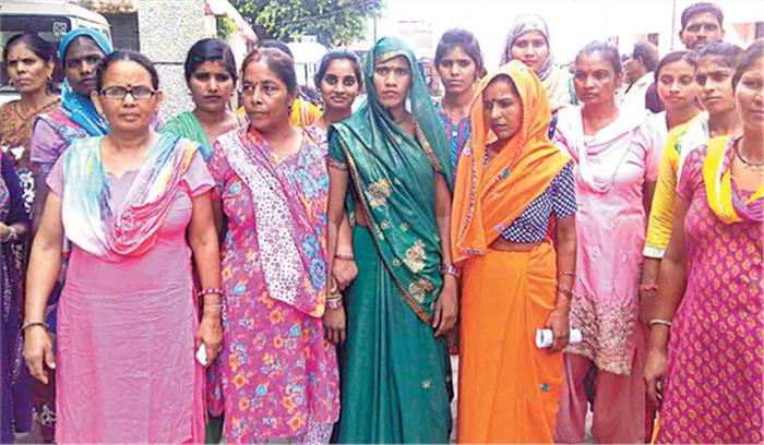 नसबन्दी के बाद महिला की मौत से आक्रोशित परिजनों ने किया प्रदर्शन