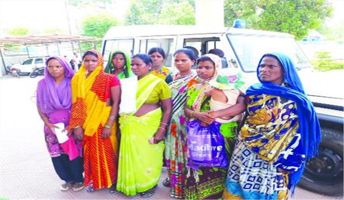 घर खाली कराने जमीन दलाल फेंक रहे घरों पर पत्थर