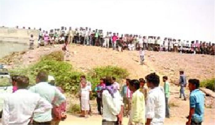 पत्थरों से सिर कुचल कर युवक की निर्मम हत्या