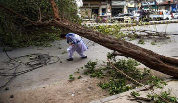 आंधी तूफान-वर्षा ने मचाई तबाही, मकान ढहने से एक व्यक्ति की मौत