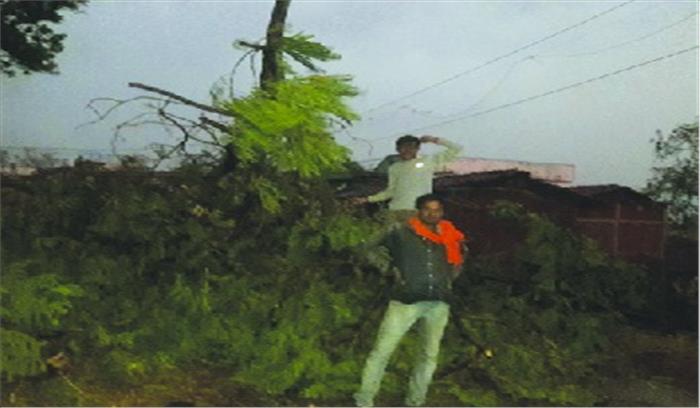 तूफान से कई खंभों के तार टूटे