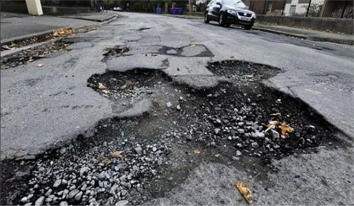 गलियों में अंधेरा व टूटी सड़कें बनीं लोगों की मुसीबत 