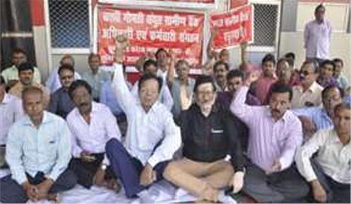 गोरखपुर में बैंक की हड़ताल से लेन देन प्रभावित​​​​​​​