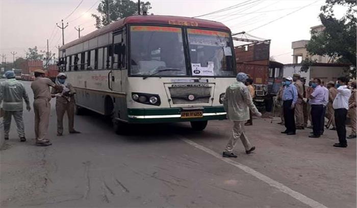 छात्रों का जत्था 13 बसों से कुशीनगर पहुंचा