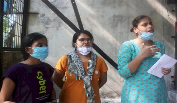 छात्राओं के सामने ठहरने की समस्या, हॉस्टल प्रबंधकों पर लगाए बदसलूकी के आरोप