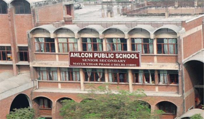 एल्कॉन स्कूल के बाहर विरोध प्रदर्शन, पिता ने की सीबीआई जांच की मांग