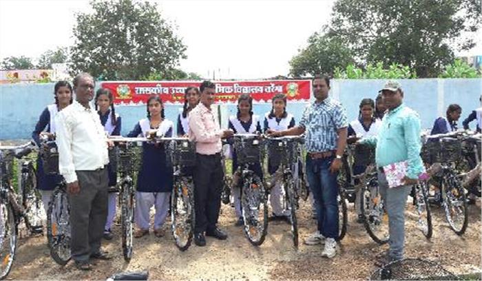 93 छात्राओं को सायकल वितरित