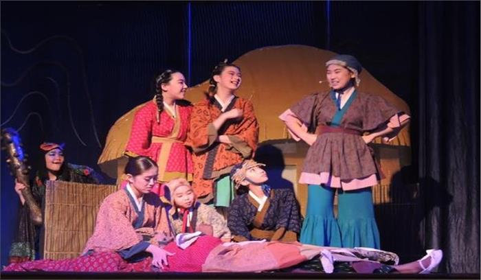 1600 छात्रों ने संगीतमयी नाटक ‘हंगबू नोलबू से सीखा एकता का गुण