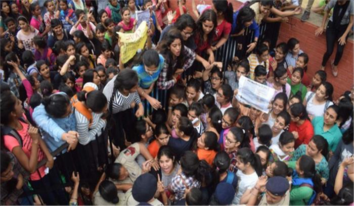 पंजाब विश्वविद्यालय में शुल्क वृद्धि के खिलाफ छात्रों का विरोध प्रदर्शन