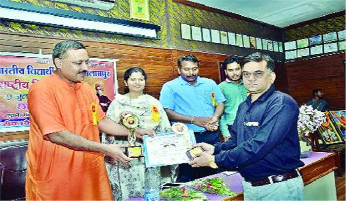 मेधावी विद्यार्थियों का किया सम्मान