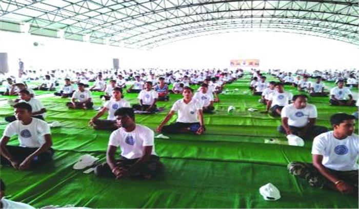 विद्यार्थियों ने किया योग अभ्यास