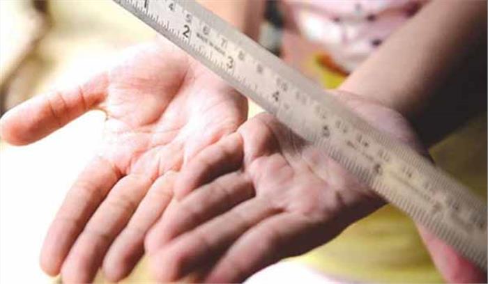 शिक्षक ने छात्र को बेरहमी से पीटा