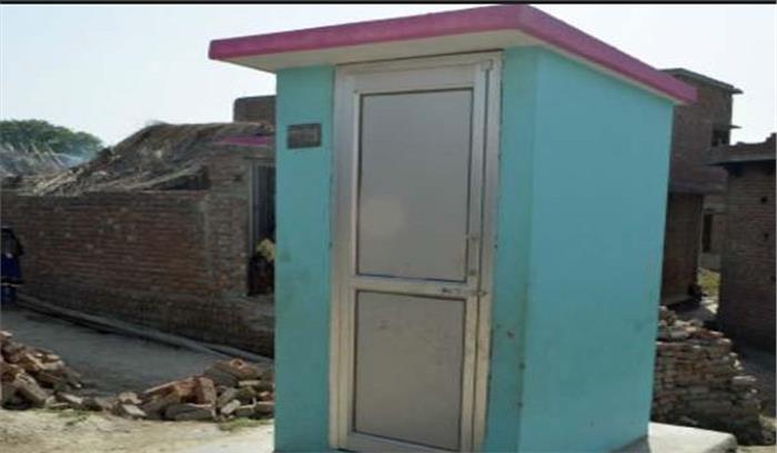 पहली कक्षा के छात्र कलेक्टर से शौचालय की मांग की