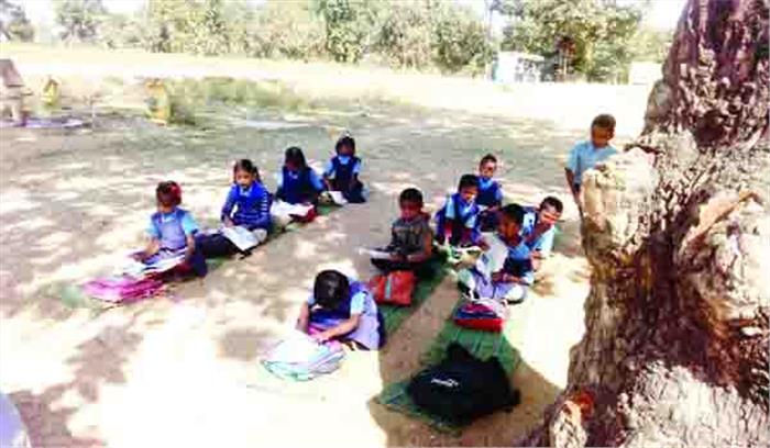 4 वर्षों से पेड़ के नीचे लग रहा स्कूल