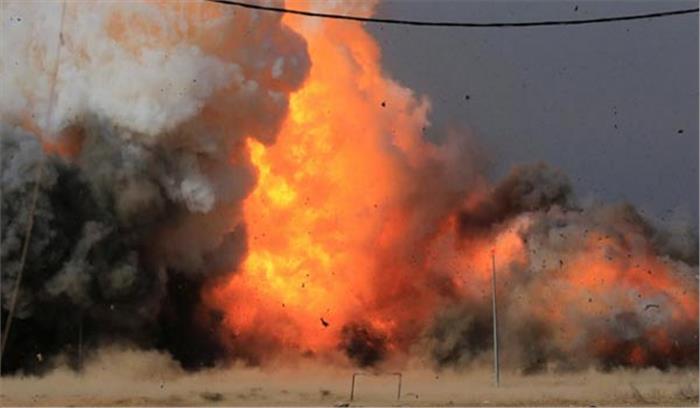 खेत में बम विस्फोट से दो लोग घायल​​​​​​​