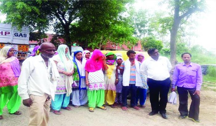 पीड़ित परिजनों ने किया सूरजपुर कोतवाली का घेराव