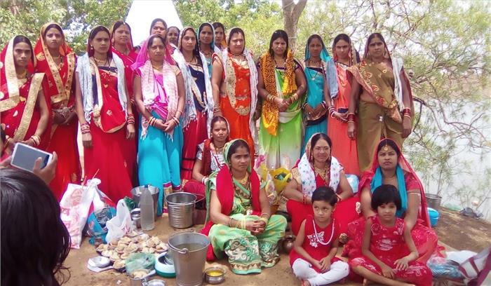 सुहागिनों ने रखा वट सावित्री का व्रत 