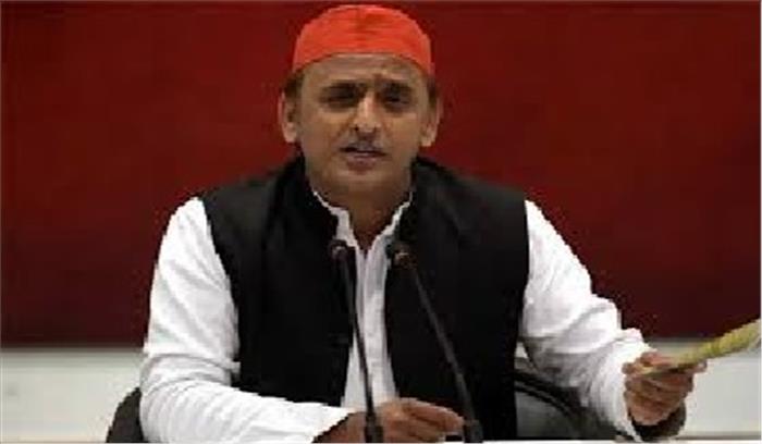 सूटकेस पर लेटे दिखे बच्चे के परिवार को अखिलेश देंगे 1 लाख रुपये