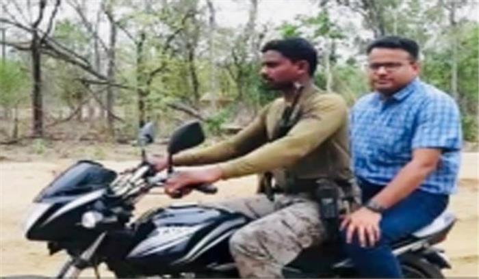नक्सल प्रभावित सुकमा में जय-वीरू की तरह बाइक पर निकले कलेक्टर-एसपी