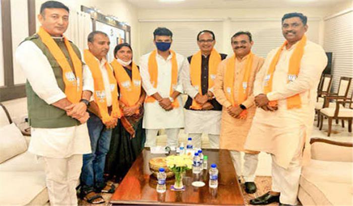 सुलोचना रावत और उनके पुत्र विशाल कांग्रेस छोड़कर भाजपा में शामिल