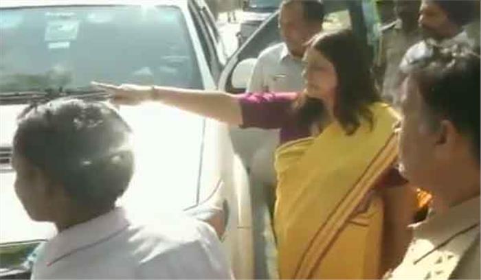 सपा-बसपा गठबंधन के उम्मीदवार पर मेनका ने लगाया मतदाताओं को धमकाने का आरोप