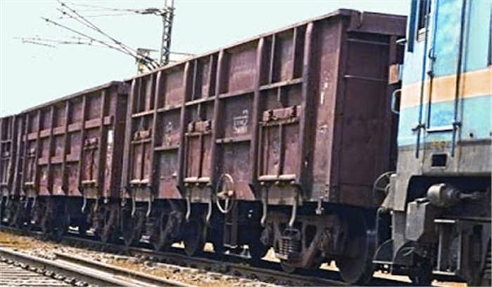 मालगाड़ी के चार डिब्बे पटरी से उतरने पर मचा हडकंप  