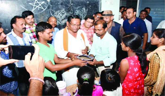 बच्चों की प्रतिभा देख प्रभावित हुए मंत्री