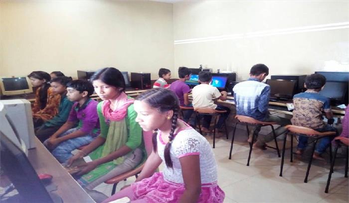 समर कोर्स में जुटे विद्यार्थी