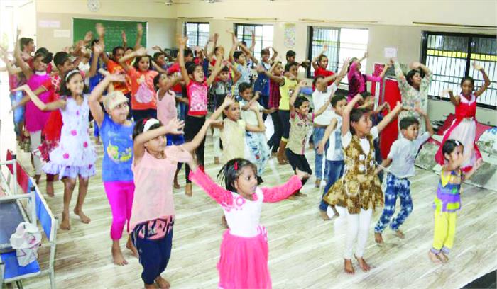 समर कैम्प में बिखरी लोक नृत्य व संस्कृति की छटा समर कैम्प में बिखरी लोक नृत्य व संस्कृति की छटा