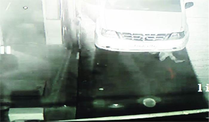 कई किलोमीटर घसीटने से कार सवार की हुई थी मौत