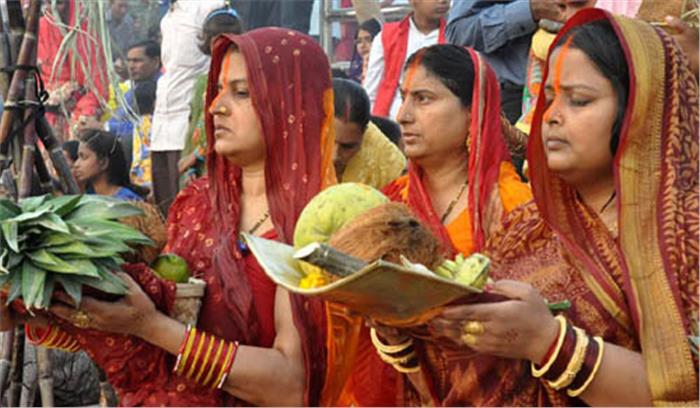 बिहार : सूर्य को अर्घ्य अर्पित करने के साथ ही सूर्योपासना के महापर्व छठ समाप्त बिहार : सूर्य को अर्घ्य अर्पित करने के साथ ही सूर्योपासना के महापर्व छठ समाप्त