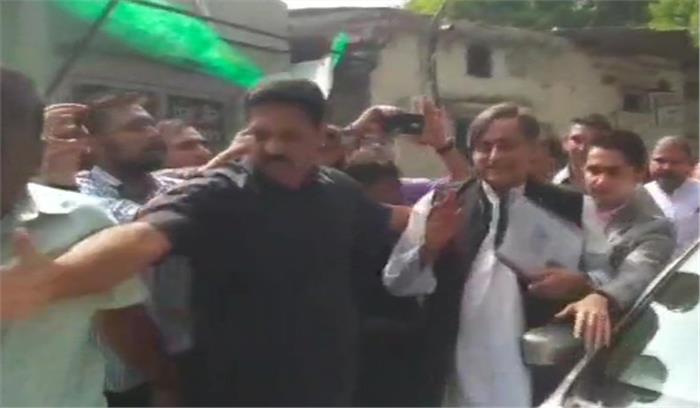 सुनंदा पुष्कर मामले में शशि थरूर अदालत के समक्ष पेश हुए, मिली जमानत