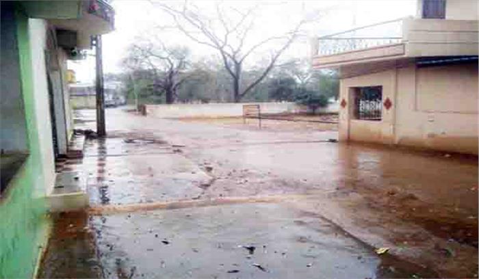 मौसम ने ली करवट, तेज बारिश के साथ हवाओं का झोंका