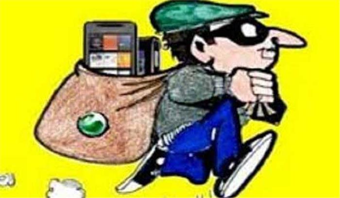 मोबाईल चोरी का आरोपी पुलिस के हवाले मोबाईल चोरी का आरोपी पुलिस के हवाले