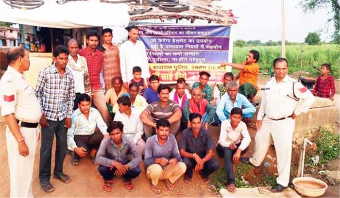 ग्राम रक्षा समिति का गठन कर पुलिस ने साइबर जागृति एवं यातायात के संबंध में किया जागरूक