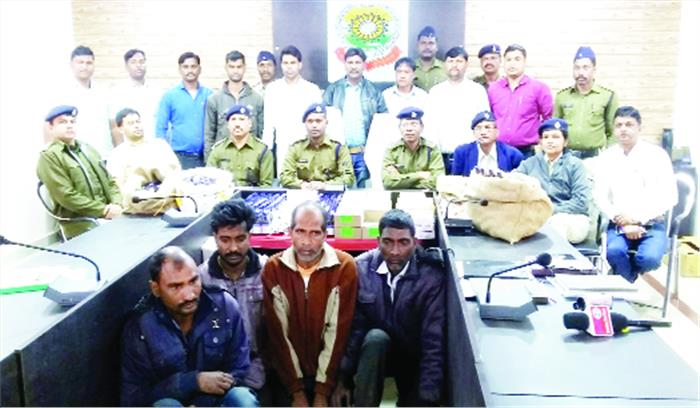 नशीली दवाओं के जखीरे के साथ 4 युवक गिरफ्तार