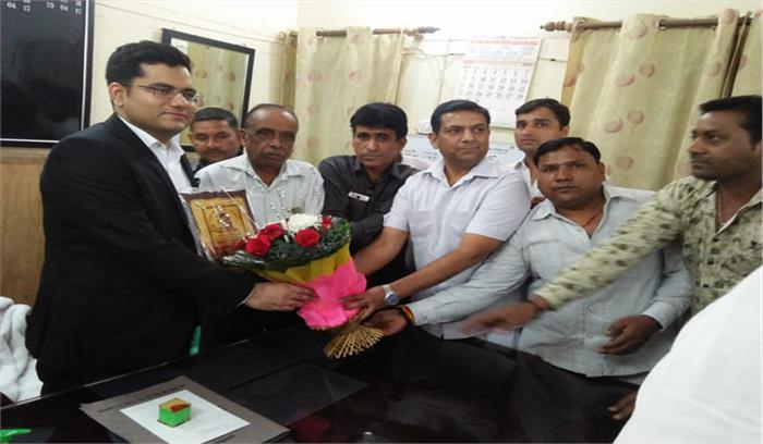 व्यापार मंडल ने एसपी सिटी को किया सम्मानित व्यापार मंडल ने एसपी सिटी को किया सम्मानित