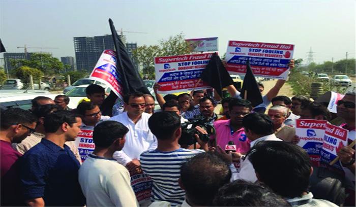 बिल्डर की मनमानी के खिलाफ  निवेशकों ने निकाली कार रैली