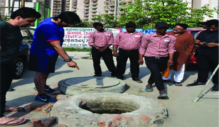 खुले सीवर मैनहॉल में गिरी छात्रा, मां ने बचाया