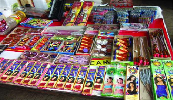 खुले में नहीं तो ऑनलाइन बिक रहे पटाखे