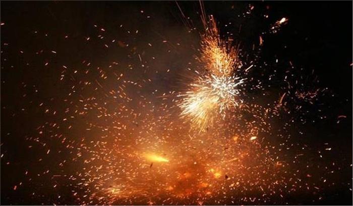 प्रतिबंध के बावजूद दिल्ली के कई इलाकों में फूटे पटाखे